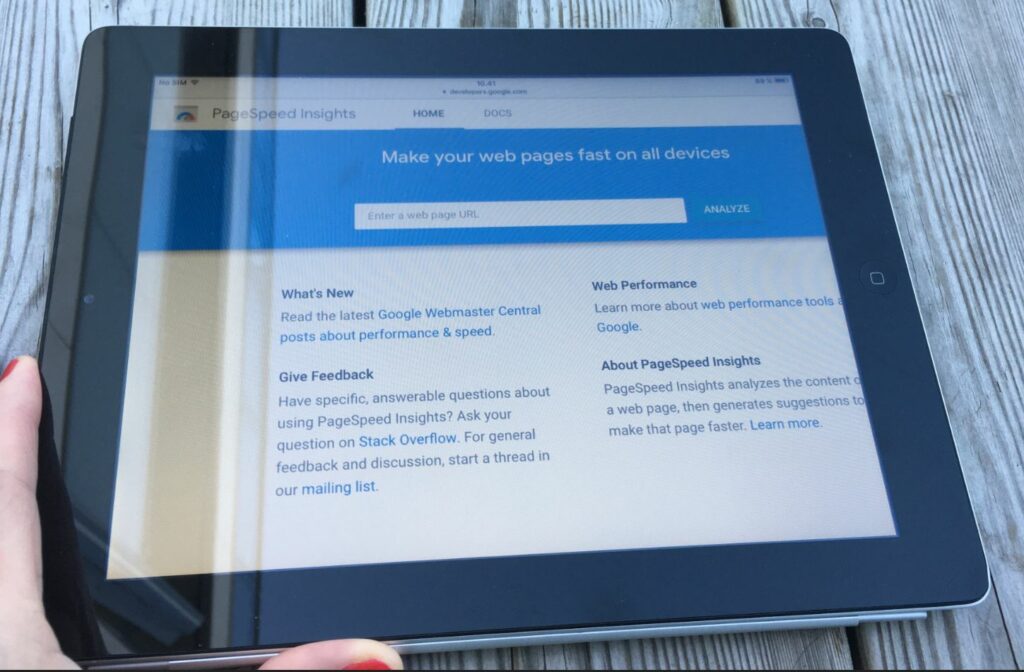 Bildet viser en iPad med Google PageSpeed Insights og test felt for å skrive inn din nettsideadresse og analysere raskheten på nettside presentert på nettsiden til OMACO