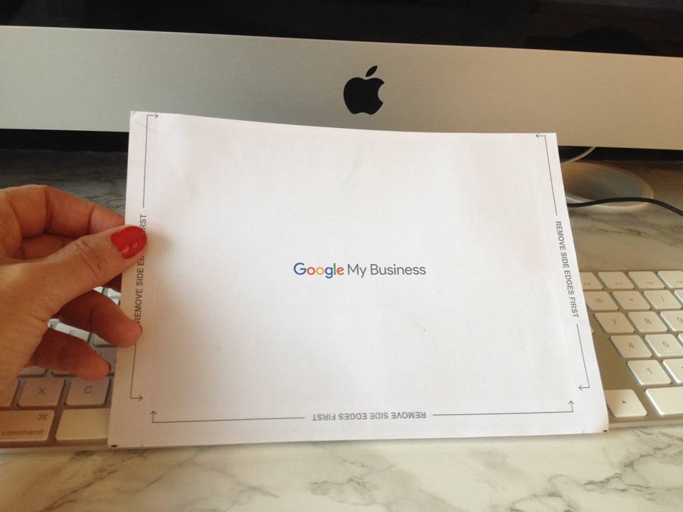 Opprett Google konto er gratis å gjøre med mottatt kode i konvolutt som vist her foran en Apple maskin og tastatur.